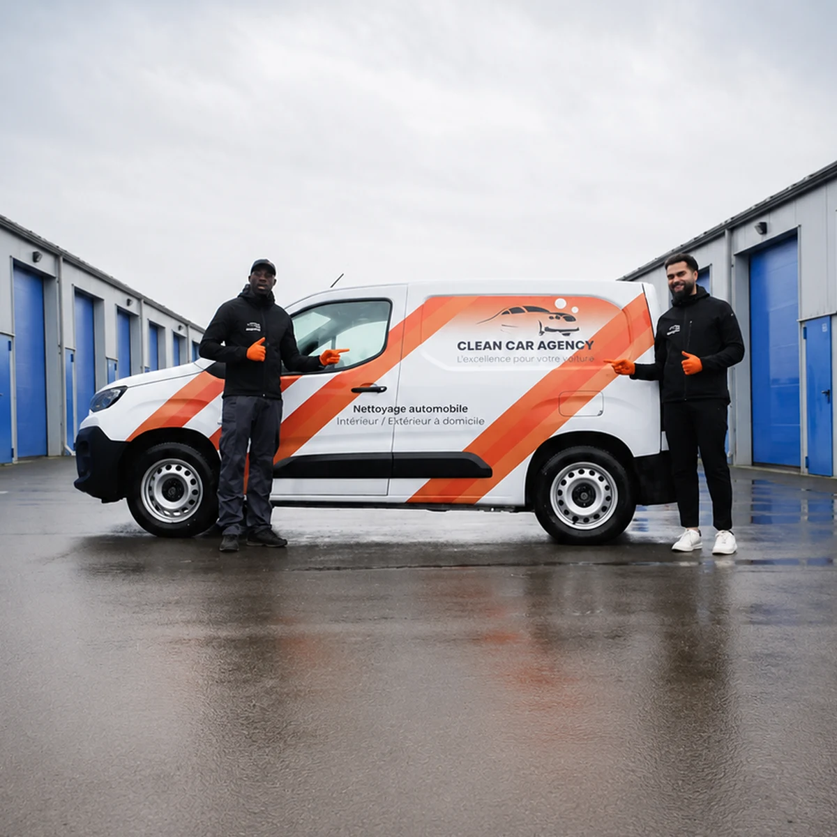 L'équipe Clean Car Agency devant son camion d'intervention autonome