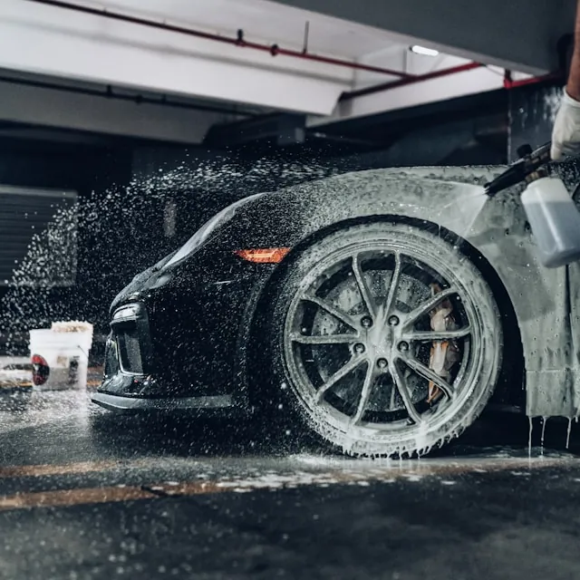 Sportive en cours de lavage détaillé