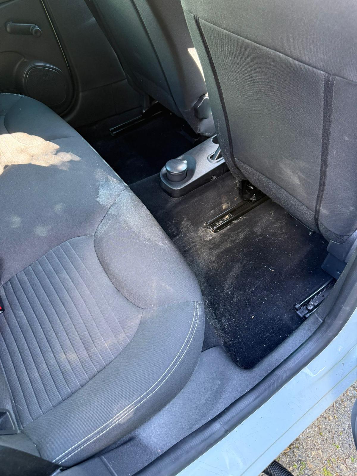 Avant ·Intérieur sale